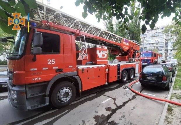 У Києві рятувальники під час пожежі винесли з вогню пенсіонера (відео)