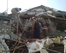 Обстріл Бахмута: зруйнований будинок, під завалами знайшли тіло жінки
