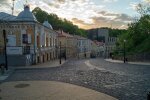 Чиновника підозрюють у розтраті 1, 4 млн грн на реконструкції сходів з бруківки на Подолі