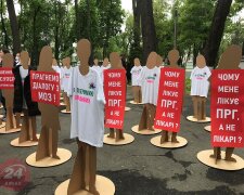 Орфанні хвороби не йдуть на карантин: на мітинг під МОЗ зібрались картонні активісти (фото)