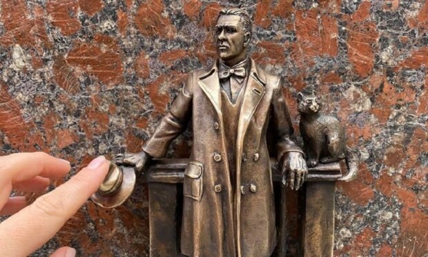 Шукай: на Воздвиженці з’явилась нова міні-скульптура Булгакова