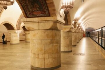 Людина, що впала під поїзд у київському метро, померла. Рух відновили