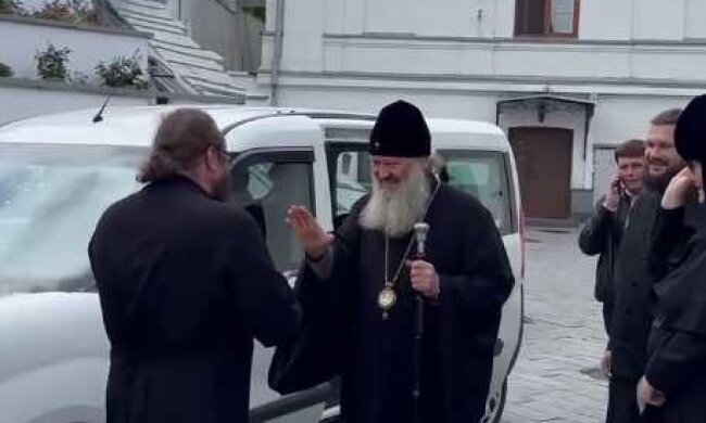 Митрополит УПЦ (МП) Павло сьогодні з'явився у Лаврі, але без "Мерседеса"