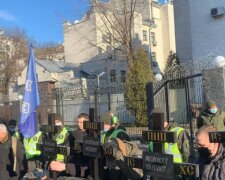 Могильні хрести та кричалки про Путіна. У Києві мітингують під посольством РФ  (відео)