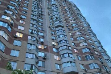 На Позняках чоловік впав з вікна і загинув