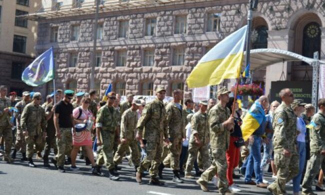 “Ключи від миру, нажаль, не в Києві”: хто йшов маршем Захисників України