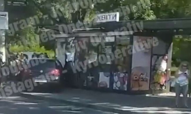 У Києві автомобіль влетів у квітковий кіоск на зупинці (відео)