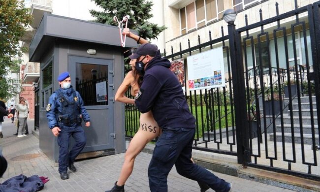 Сестри, до зброї: біля посольства Польщі жінка оголилась у знак протесту (фото, відео)