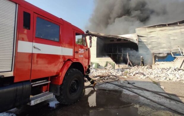 У Києві масштабна пожежа. Горять склади (відео)