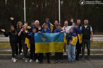 Додому крізь окупацію: Україна повернула ще сімох дітей до родин