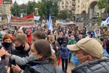 В Києві мітинг вкладників у квартири від Аркади: люди погрожують перекрити Хрещатик (наживо)