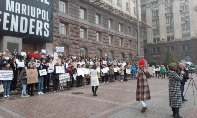 У столиці під стінами КМДА пройшла традиційна акція на підтримку ЗСУ