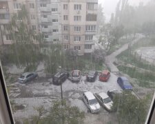 Київ заливає дощем та засипає градом (фото, відео)
