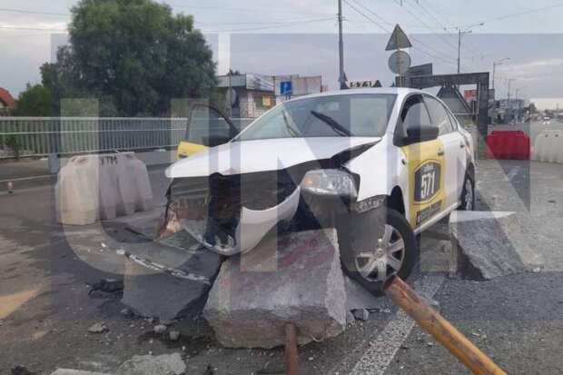 У Києві таксист заснув за кермом і влетів у місце дорожніх робіт