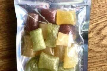 Весільні цукерки «звеселили» митників: правоохоронці конфіскували партію солодощів з наркотиками