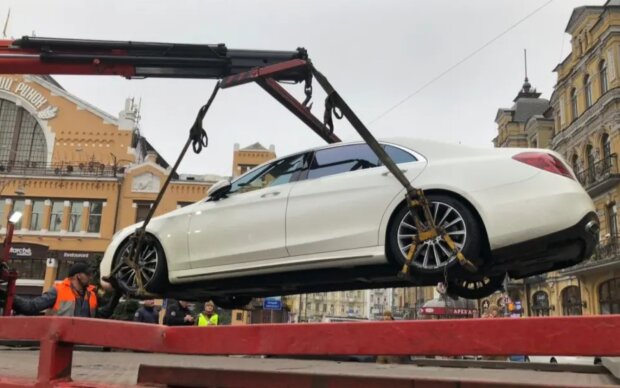 КМВА офіційно заборонила евакуацію приватних авто під час повітряної тривоги