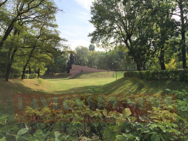 Охорона перевіряла кожен люк у парку: як Зеленський вшанував пам’ять жертв розстрілу в Бабиному Яру (фото)