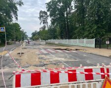 У Києві перекрили вулицю, причина - аварія на водопроводі