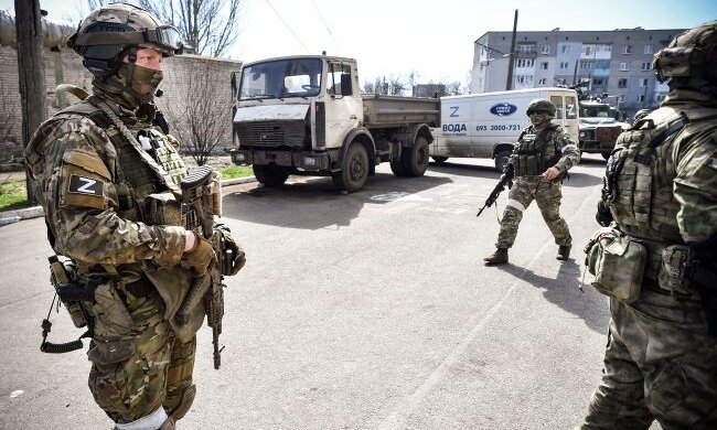 Заборона виїзду, підкуп та примус. Окупанти посилили репресії перед “референдумами”