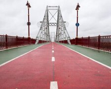 Людина кинулася з пішохідного моста в Києві (відео)
