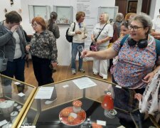 У Києві відкрили виставку «Розмови на кухні»: історії української порцеляни, що об’єднують покоління