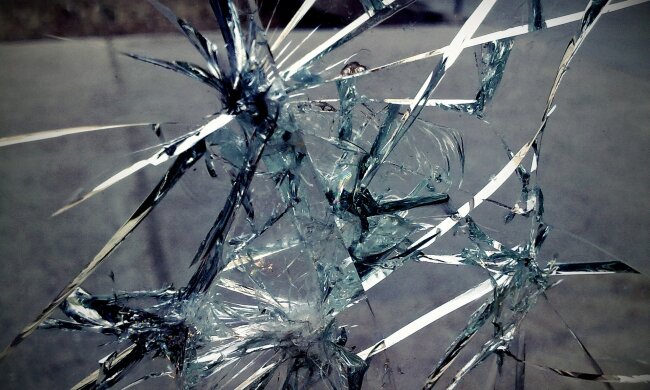 Скляний київський міст знов тріснув