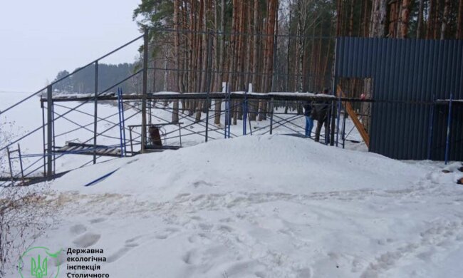 Забудова берега Київського моря: екоінспектори виявили незаконний паркан та вирубку