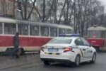 На Подолі одразу два трамваї зійшли з колій (відео)