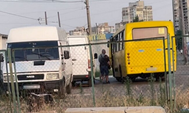 На Троєщині чоловік продавав пальне маршрутникам, зливаючи його з власного буса