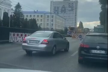 Відразу після ремонту на Борщагівській вулиці на неї довелося відновити роботи (відео)