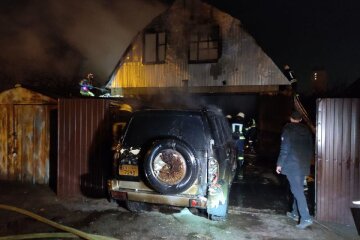 Нічна пожежа в Старій Дарниці знищила будинок з автівками