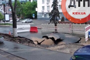 Після зливи в центрі столиці провалився асфальт