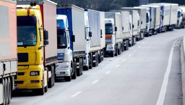 У столиці через спеку введуть обмеження руху для вантажівок