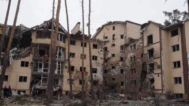 Окупанти бомбардували Ірпінь: відео поруйнованих житлових будинків