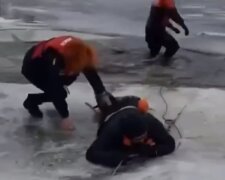 У Києві ДСНС врятували чоловіка, який займався сноукайтингом та провалився під кригу