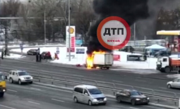 Вибухнув газ: у Києві на Столичному шосе згоріла вантажівка (відео)