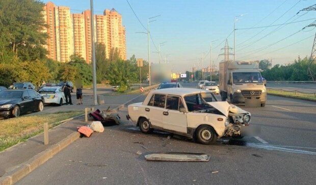 Постраждали діти: в Києві водій заснув за кермом та врізався у відбійник