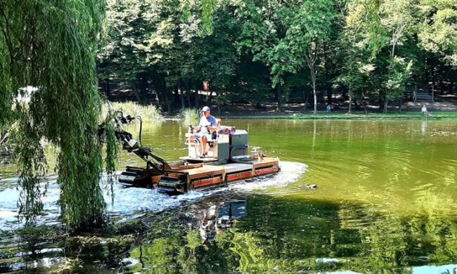 Оріхуватські водойми в Голосієво розчистила машина-амфібія (фото)