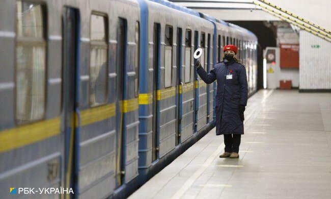 У метро Києва виявили підозрілий предмет. Закрили станцію “Славутич”