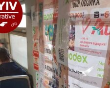І так зійде: в електричці Києва заклеїли розбите вікно рекламою