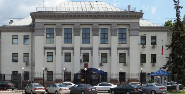 У Києві горить посольство Росії