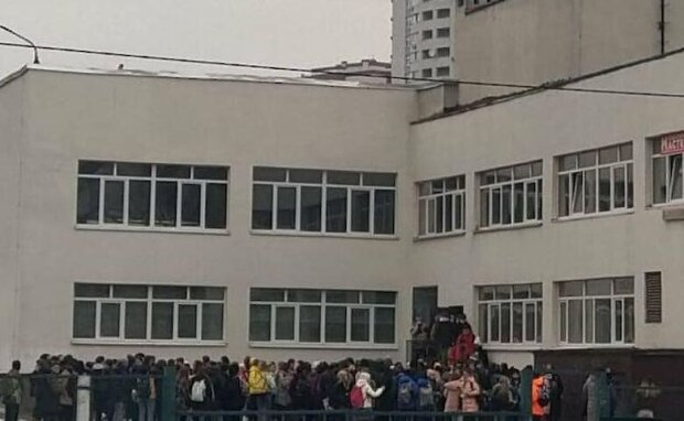 Київську школу довелося евакуювати через розпилення сльозогінного газу