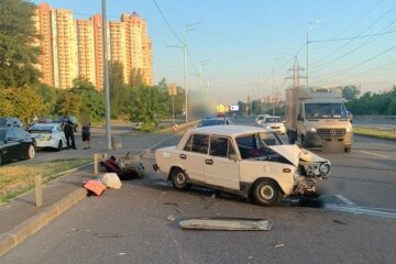 Постраждали діти: в Києві водій заснув за кермом та врізався у відбійник