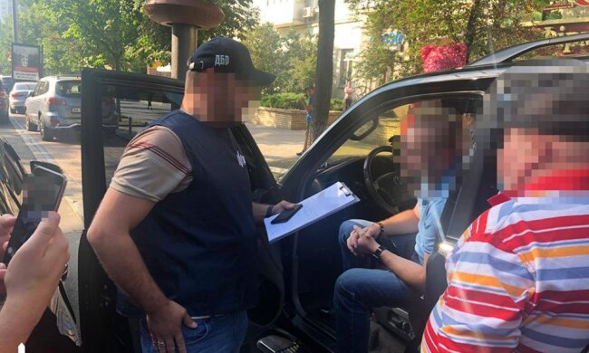3 000 доларів хабаря за працевлаштування: ДБР затримало працівника СБУ