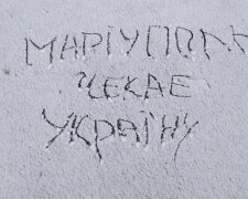 “ЗСУ близько”: маріупольці тролять окупантів написами на снігу