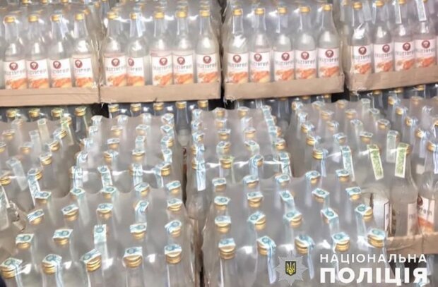 Під Києвом поліція вилучила 4 тисячі пляшок фальшивої горілки