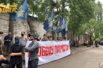 У Києві судять членів «Нацкорпусу»: під будівлею десятки активістів та багато поліції
