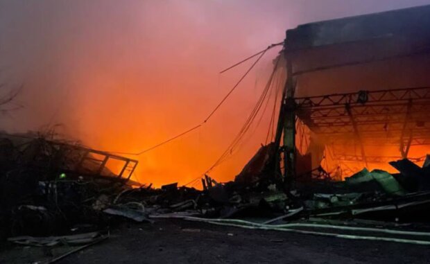 російські ракети зруйнували фабрику армійського одягу М-Тас у Києві