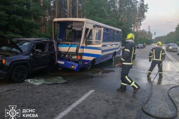 У Києві сталась аварія за участі маршрутки та легковика, постраждали люди