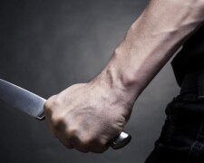 На Київщині чоловік всадив ніж у груди 8-річному хлопчикові, увірвавшись до чужого дому